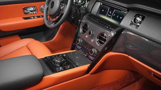Новый Rolls-Royce Cullinan Black Badge I, 6.7 л, 2023 в Дубае от Dourado Luxury Car Серебристый цвет. Европейская | AUTO.AE