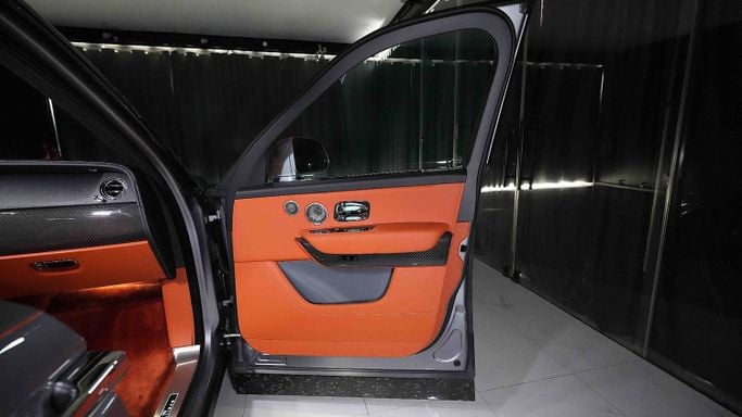 Новый Rolls-Royce Cullinan Black Badge I, 6.7 л, 2023 в Дубае от Dourado Luxury Car Серебристый цвет. Европейская | AUTO.AE