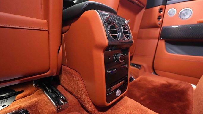 Новый Rolls-Royce Cullinan Black Badge I, 6.7 л, 2023 в Дубае от Dourado Luxury Car Серебристый цвет. Европейская | AUTO.AE