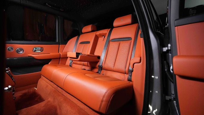 Новый Rolls-Royce Cullinan Black Badge I, 6.7 л, 2023 в Дубае от Dourado Luxury Car Серебристый цвет. Европейская | AUTO.AE