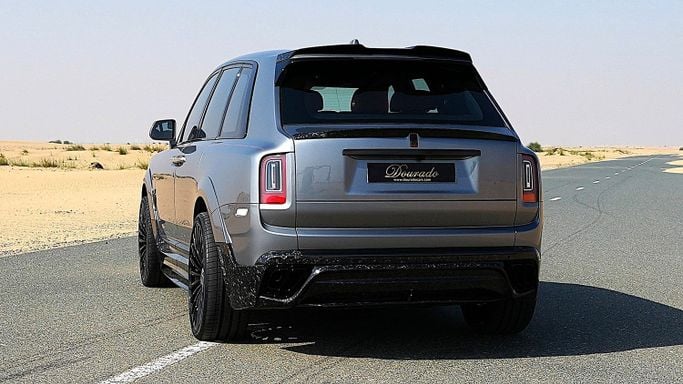 Новый Rolls-Royce Cullinan Black Badge I, 6.7 л, 2023 в Дубае от Dourado Luxury Car Серебристый цвет. Европейская | AUTO.AE