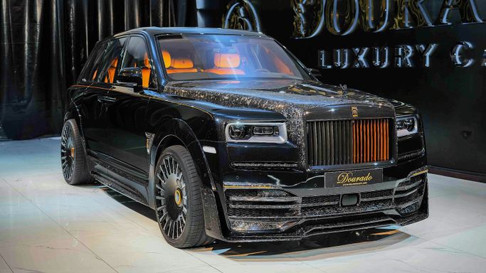 جديدة Rolls-Royce Cullinan I, 6.7 l, 2024 في في دبي من Dourado Luxury Cars، اللون أسود. المواصفات الأوروبية | AUTO.AE | إعلان #214289