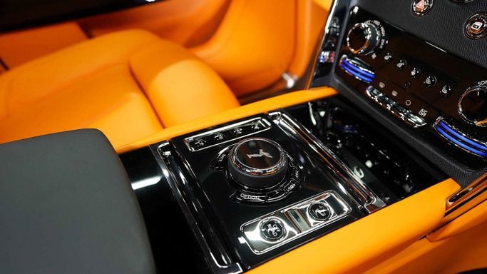 Новый Rolls-Royce Cullinan I, 6.7 л, 2024 в Дубае от Dourado Luxury Car Черный цвет. Европейская | AUTO.AE
