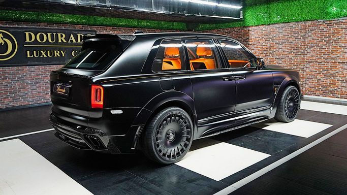 Новый Rolls-Royce Cullinan I, 6.7 л, 2024 в Дубае от Dourado Luxury Car Черный цвет. Европейская | AUTO.AE