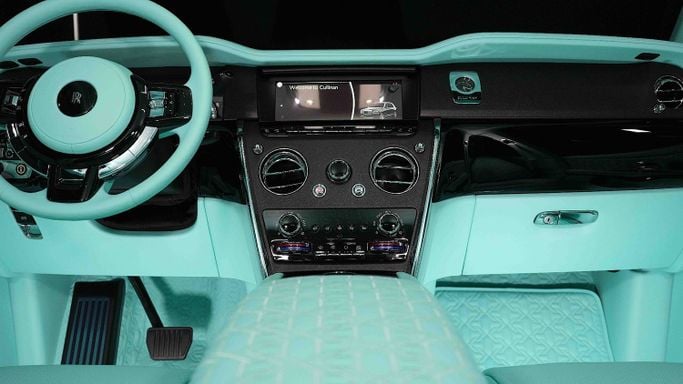 Новый Rolls-Royce Cullinan I, 6.7 л, 2024 в Дубае от Dourado Luxury Car Зеленый цвет. Европейская | AUTO.AE