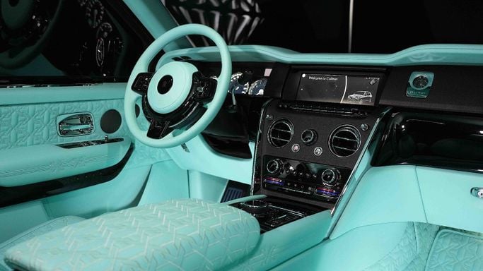 Новый Rolls-Royce Cullinan I, 6.7 л, 2024 в Дубае от Dourado Luxury Car Зеленый цвет. Европейская | AUTO.AE