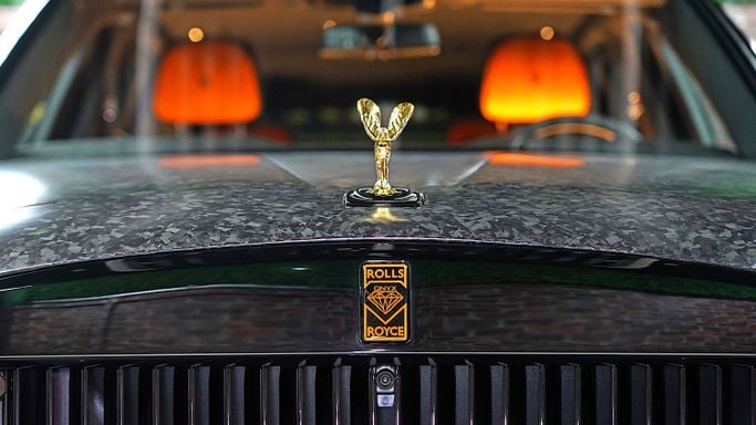 Новый Rolls-Royce Cullinan I, 6.7 л, 2024 в Дубае от Dourado Luxury Car Черный цвет. Европейская | AUTO.AE