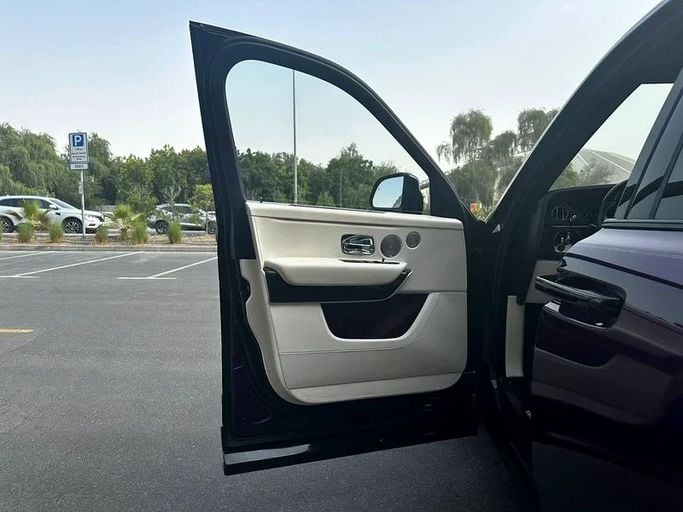 Подержанный Rolls-Royce Cullinan Black Badge I, 6.7 л, 2021 в Дубае от 8 Ba Motors Пурпурный цвет. GCC | AUTO.AE