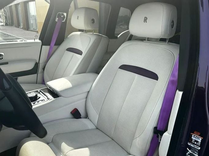 Подержанный Rolls-Royce Cullinan Black Badge I, 6.7 л, 2021 в Дубае от 8 Ba Motors Пурпурный цвет. GCC | AUTO.AE