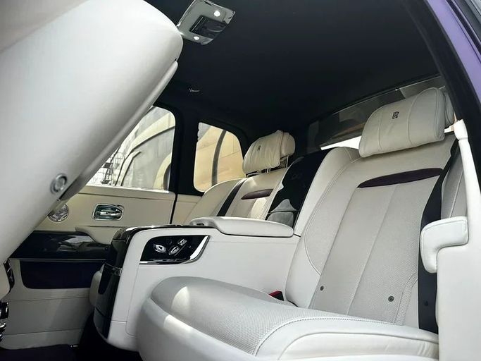 Подержанный Rolls-Royce Cullinan Black Badge I, 6.7 л, 2021 в Дубае от 8 Ba Motors Пурпурный цвет. GCC | AUTO.AE