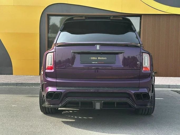 Подержанный Rolls-Royce Cullinan Black Badge I, 6.7 л, 2021 в Дубае от 8 Ba Motors Пурпурный цвет. GCC | AUTO.AE