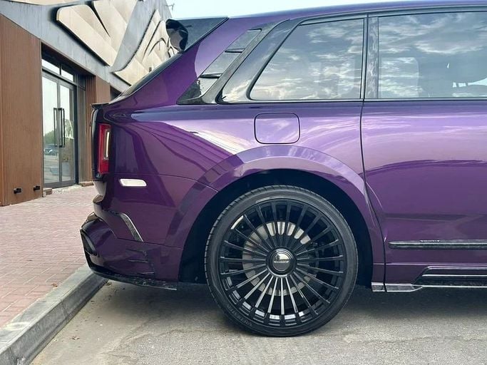 Подержанный Rolls-Royce Cullinan Black Badge I, 6.7 л, 2021 в Дубае от 8 Ba Motors Пурпурный цвет. GCC | AUTO.AE