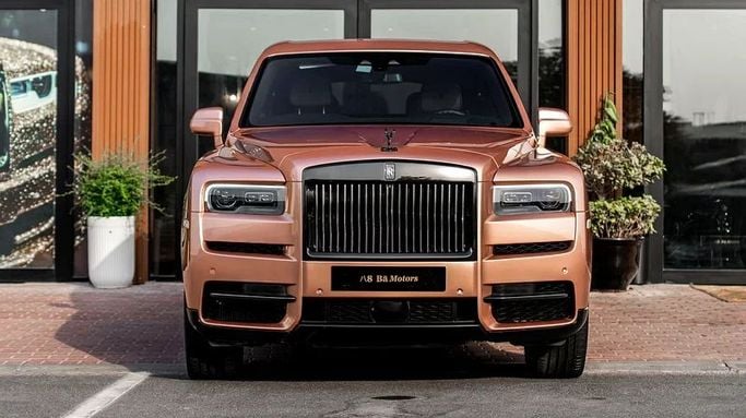 Подержанный Rolls-Royce Cullinan Black Badge I, 6.7 л, 2021 в Дубае от 8 Ba Motors Оранжевый цвет. GCC | AUTO.AE