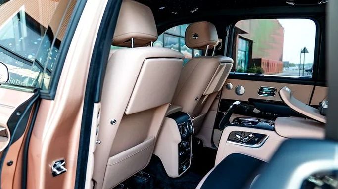 Подержанный Rolls-Royce Cullinan Black Badge I, 6.7 л, 2021 в Дубае от 8 Ba Motors Оранжевый цвет. GCC | AUTO.AE