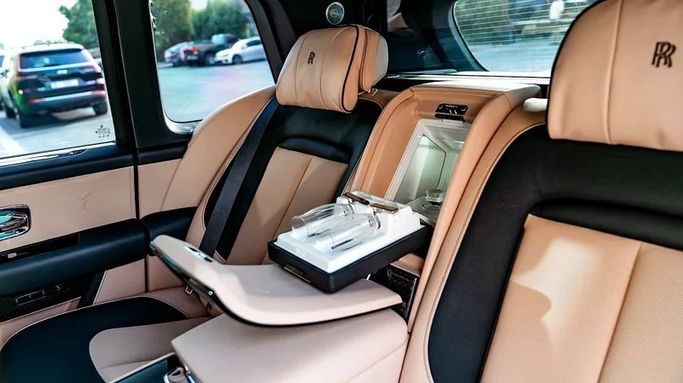 Подержанный Rolls-Royce Cullinan Black Badge I, 6.7 л, 2021 в Дубае от 8 Ba Motors Оранжевый цвет. GCC | AUTO.AE
