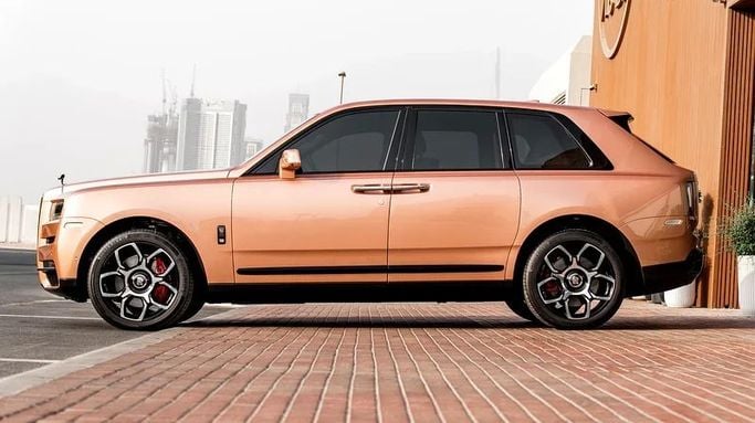 Подержанный Rolls-Royce Cullinan Black Badge I, 6.7 л, 2021 в Дубае от 8 Ba Motors Оранжевый цвет. GCC | AUTO.AE