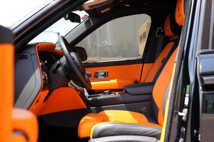 Подержанный Rolls-Royce Cullinan Black Badge I, 6.7 л, 2022 в Дубае от 8 Ba Motors Черный цвет. Европейская | AUTO.AE