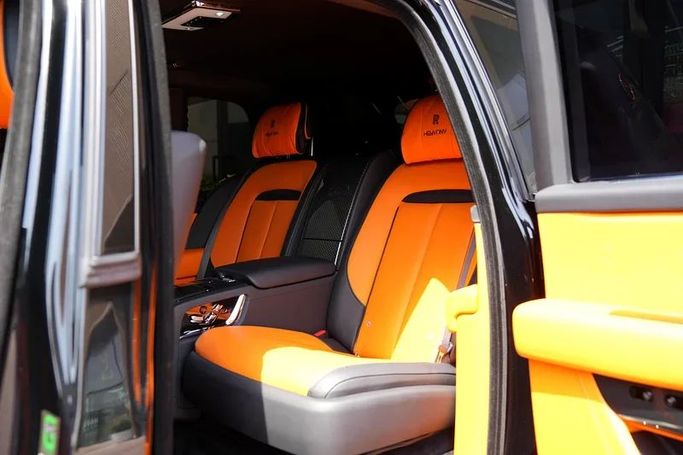 Подержанный Rolls-Royce Cullinan Black Badge I, 6.7 л, 2022 в Дубае от 8 Ba Motors Черный цвет. Европейская | AUTO.AE