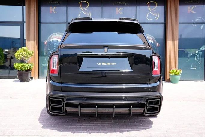 Подержанный Rolls-Royce Cullinan Black Badge I, 6.7 л, 2022 в Дубае от 8 Ba Motors Черный цвет. Европейская | AUTO.AE