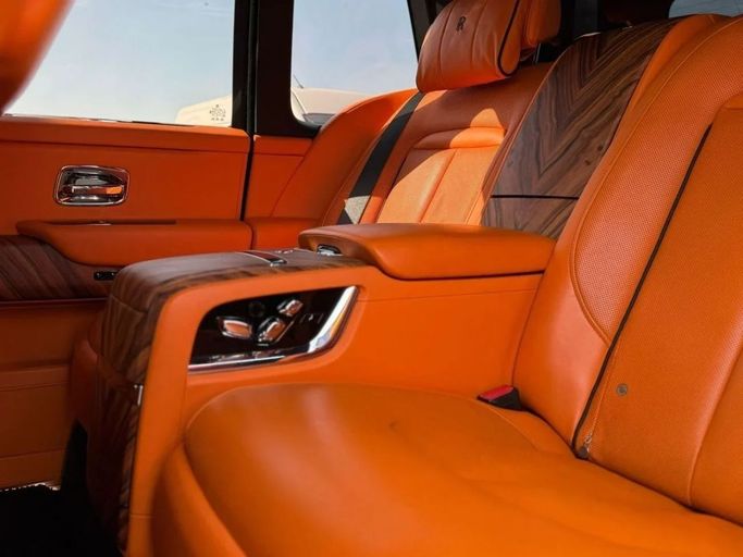 Подержанный Rolls-Royce Cullinan I, 6.7 л, 2019 в Дубае от Pegasus Automobile Серый цвет. GCC | AUTO.AE