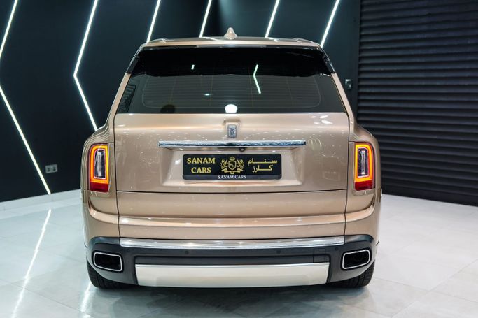 Подержанный Rolls-Royce Cullinan I, 6.7 л, 2019 в Дубае от Sanam Cars Золотистый цвет. GCC | AUTO.AE