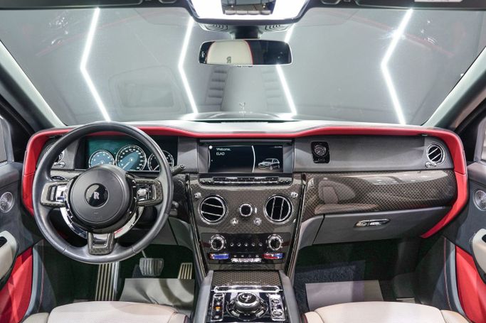 Подержанный Rolls-Royce Cullinan Black Badge I, 6.7 л, 2022 в Дубае от Sanam Cars Серый цвет. GCC | AUTO.AE