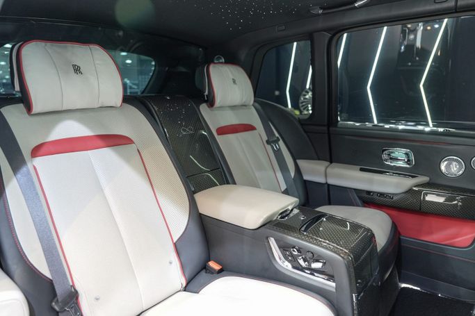 Подержанный Rolls-Royce Cullinan Black Badge I, 6.7 л, 2022 в Дубае от Sanam Cars Серый цвет. GCC | AUTO.AE