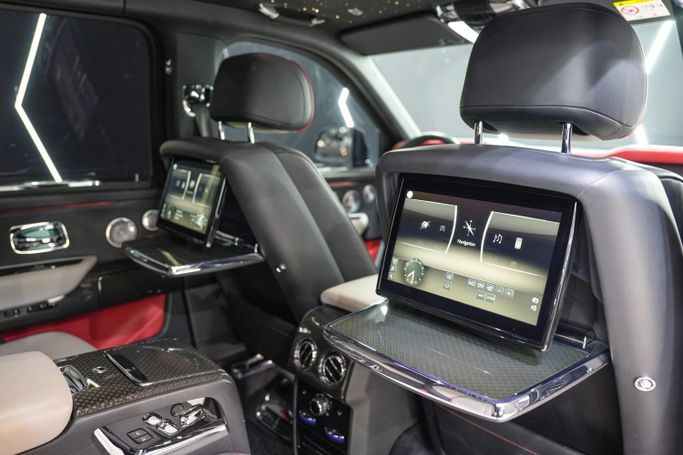 Подержанный Rolls-Royce Cullinan Black Badge I, 6.7 л, 2022 в Дубае от Sanam Cars Серый цвет. GCC | AUTO.AE