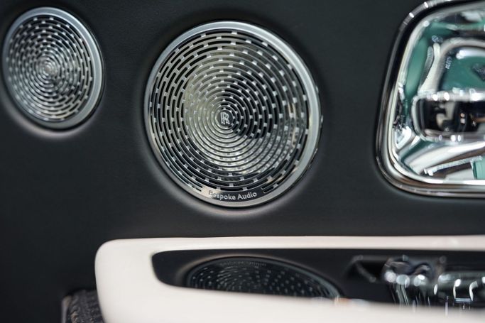 Подержанный Rolls-Royce Cullinan Black Badge I, 6.7 л, 2022 в Дубае от Sanam Cars Серый цвет. GCC | AUTO.AE