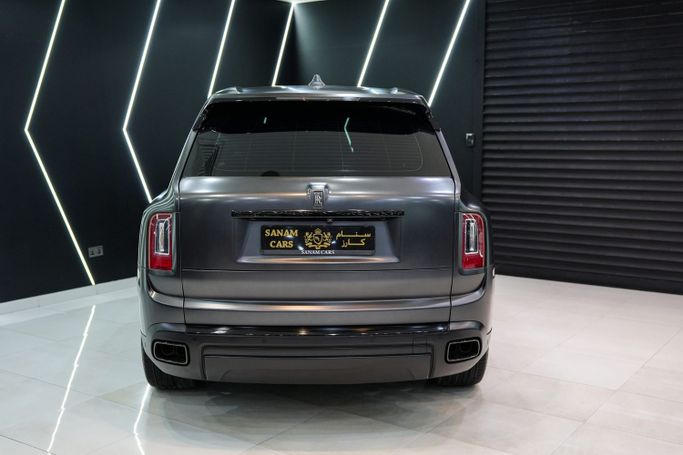 Подержанный Rolls-Royce Cullinan Black Badge I, 6.7 л, 2022 в Дубае от Sanam Cars Серый цвет. GCC | AUTO.AE