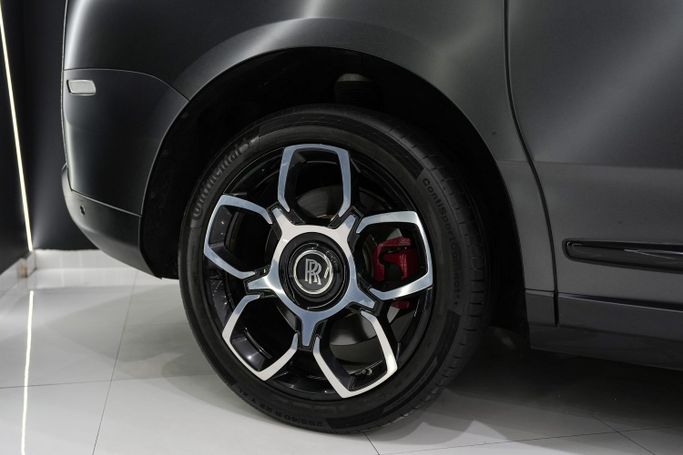 Подержанный Rolls-Royce Cullinan Black Badge I, 6.7 л, 2022 в Дубае от Sanam Cars Серый цвет. GCC | AUTO.AE