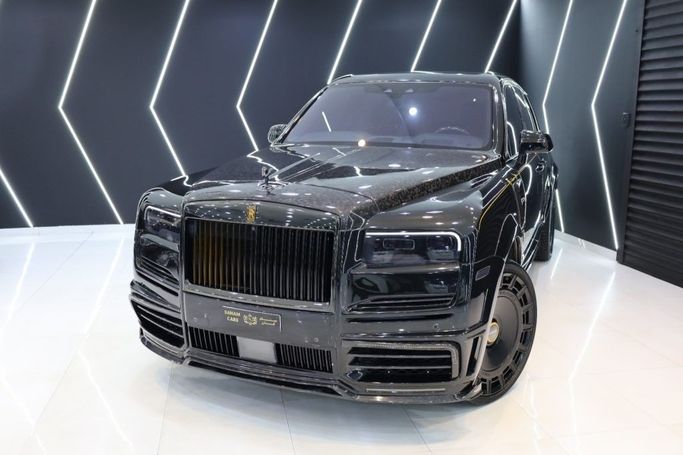 Подержанный Rolls-Royce Cullinan Black Badge I, 6.7 л, 2021 в Дубае от Sanam Cars Черный цвет. GCC | AUTO.AE