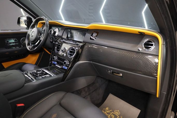 Подержанный Rolls-Royce Cullinan Black Badge I, 6.7 л, 2021 в Дубае от Sanam Cars Черный цвет. GCC | AUTO.AE