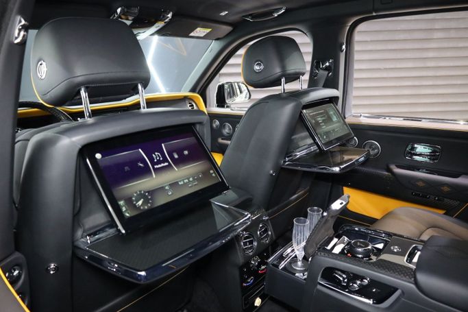 Подержанный Rolls-Royce Cullinan Black Badge I, 6.7 л, 2021 в Дубае от Sanam Cars Черный цвет. GCC | AUTO.AE