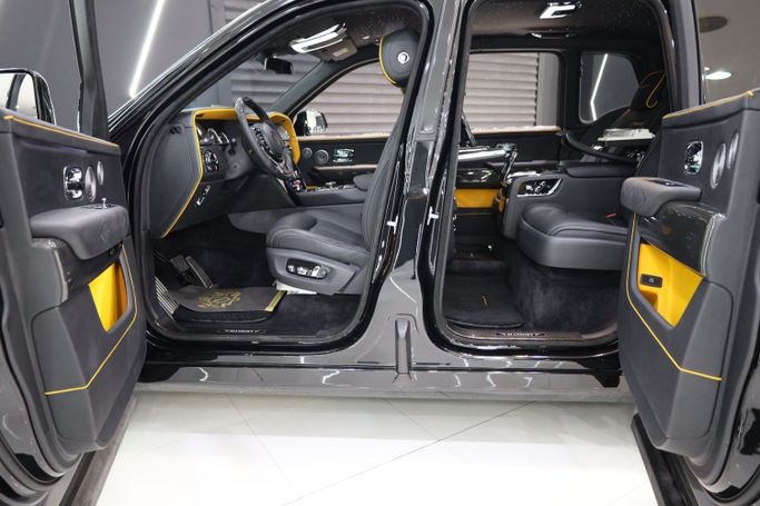 Подержанный Rolls-Royce Cullinan Black Badge I, 6.7 л, 2021 в Дубае от Sanam Cars Черный цвет. GCC | AUTO.AE