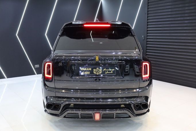 Подержанный Rolls-Royce Cullinan Black Badge I, 6.7 л, 2021 в Дубае от Sanam Cars Черный цвет. GCC | AUTO.AE