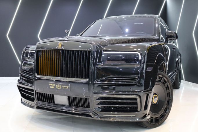 Подержанный Rolls-Royce Cullinan Black Badge I, 6.7 л, 2021 в Дубае от Sanam Cars Черный цвет. GCC | AUTO.AE