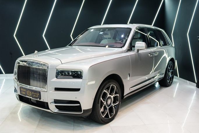 Подержанный Rolls-Royce Cullinan I, 6.7 л, 2019 в Дубае от Sanam Cars Серебристый цвет. GCC | AUTO.AE