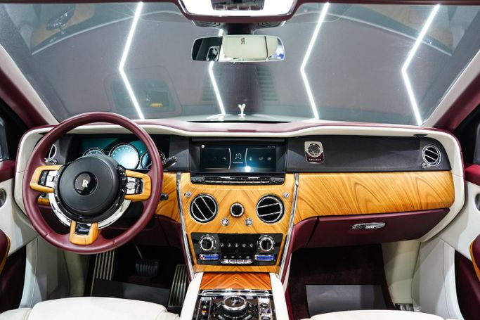 Подержанный Rolls-Royce Cullinan I, 6.7 л, 2019 в Дубае от Sanam Cars Серебристый цвет. GCC | AUTO.AE