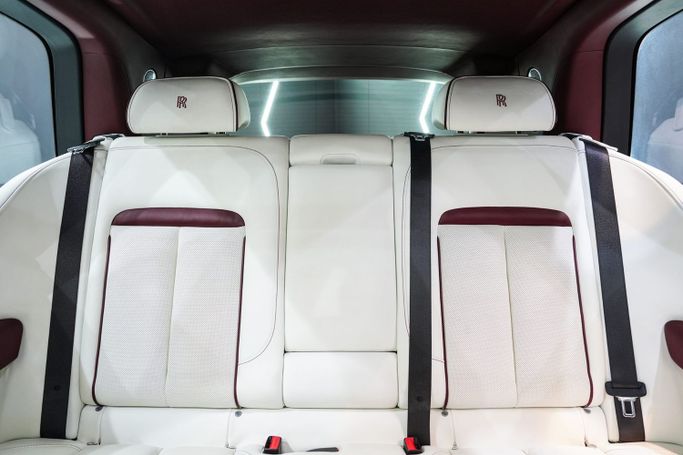 Подержанный Rolls-Royce Cullinan I, 6.7 л, 2019 в Дубае от Sanam Cars Серебристый цвет. GCC | AUTO.AE