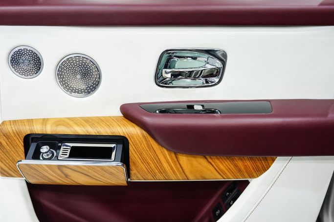 Подержанный Rolls-Royce Cullinan I, 6.7 л, 2019 в Дубае от Sanam Cars Серебристый цвет. GCC | AUTO.AE