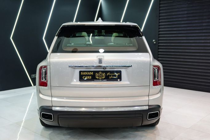 Подержанный Rolls-Royce Cullinan I, 6.7 л, 2019 в Дубае от Sanam Cars Серебристый цвет. GCC | AUTO.AE