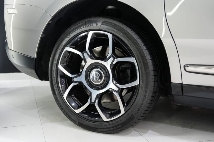 Подержанный Rolls-Royce Cullinan I, 6.7 л, 2019 в Дубае от Sanam Cars Серебристый цвет. GCC | AUTO.AE