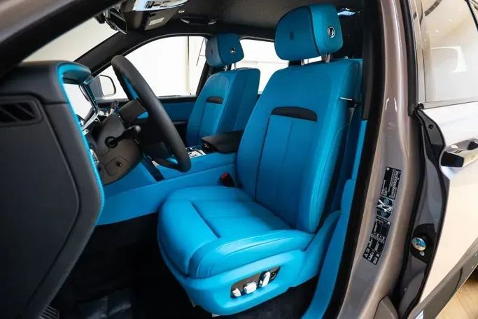 Новый Rolls-Royce Cullinan I Рестайлинг, 6.7 л, 2025 в Дубае от Automobili Motors Серый цвет. GCC | AUTO.AE