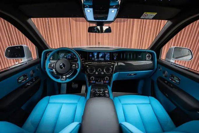 Новый Rolls-Royce Cullinan I Рестайлинг, 6.7 л, 2025 в Дубае от Automobili Motors Серый цвет. GCC | AUTO.AE