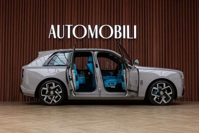 Новый Rolls-Royce Cullinan I Рестайлинг, 6.7 л, 2025 в Дубае от Automobili Motors Серый цвет. GCC | AUTO.AE