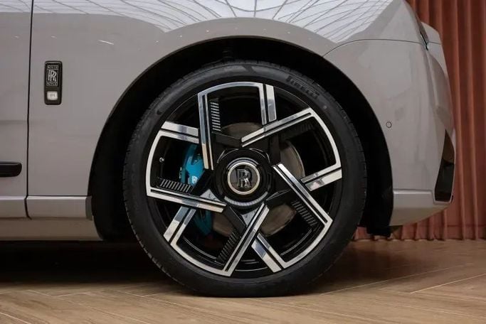 Новый Rolls-Royce Cullinan I Рестайлинг, 6.7 л, 2025 в Дубае от Automobili Motors Серый цвет. GCC | AUTO.AE