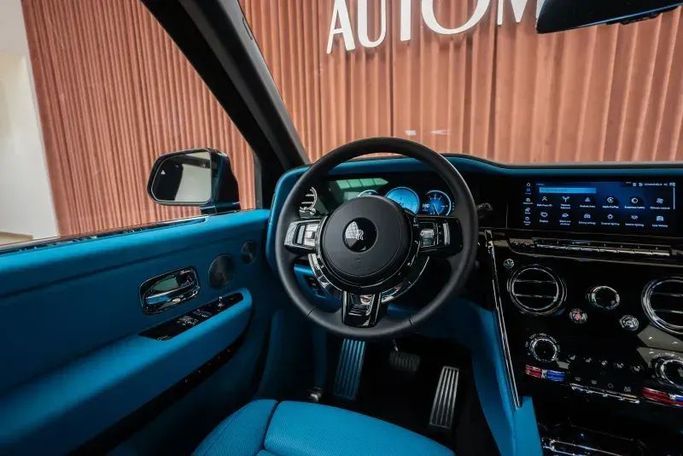 Подержанный Rolls-Royce Cullinan I Рестайлинг, 6.7 л, 2025 в Дубае от Automobili Motors Черный цвет. GCC | AUTO.AE