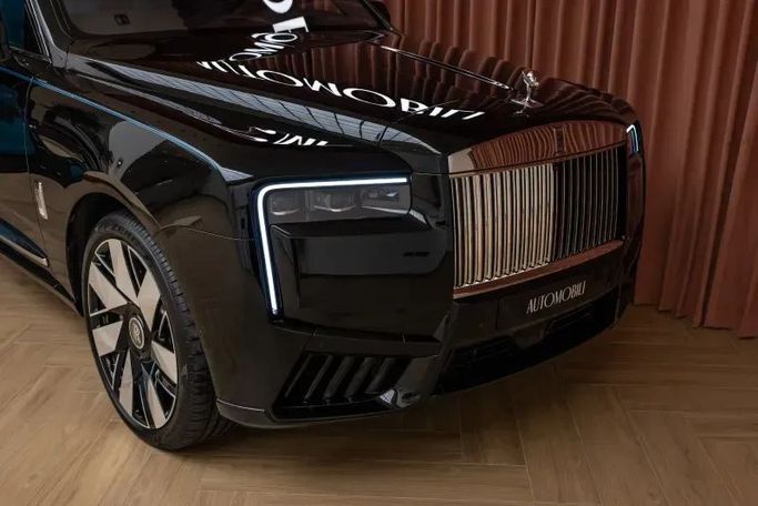 Подержанный Rolls-Royce Cullinan I Рестайлинг, 6.7 л, 2025 в Дубае от Automobili Motors Черный цвет. GCC | AUTO.AE