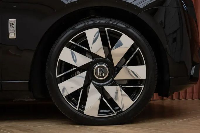 Подержанный Rolls-Royce Cullinan I Рестайлинг, 6.7 л, 2025 в Дубае от Automobili Motors Черный цвет. GCC | AUTO.AE